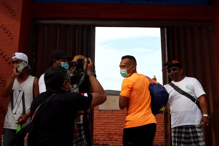Pemain Bali United Irfan Jaya saat memasuki pintu Gelora Trisakti Legian untuk latihan bersama Timnas Indonesia.