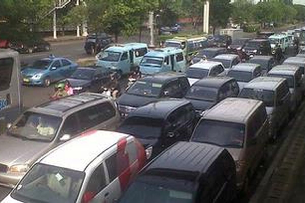 Liputan luas media atas kasus Raffi Ahmad dan empat artis lain di gedung Badan Narkotika Nasional mengakibatkan arus lalu lintas di Jalan MT Haryono dari arah Cawang-UKI tersendat pada Senin (28/1/2013) dari pagi hingga sore ini.