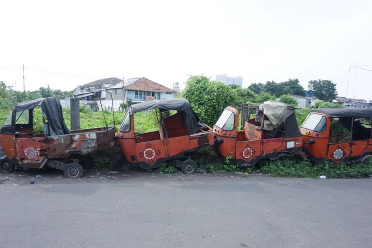 Belasan bajaj oranye usang  teronggok di sepanjang ruas jalan yang terletak di kawasan Cideng, Jakarta Pusat, Rabu (7/3/2018).