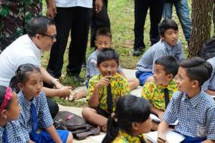 Bupati Banyuwangi Abdullah Azwar Anas saat mengunjungi anak-anak yang belajar di hutan Pinus Sionggon Banyuwangi