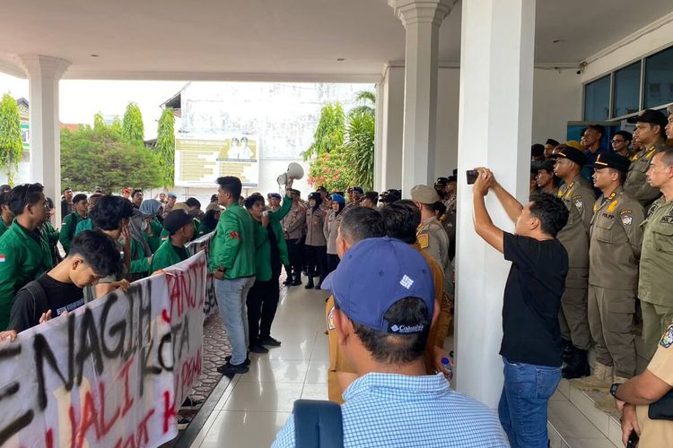 Puluhan Mahasiswa Demo Walikota Lhokseumawe, Tuntut Jadup hingga Pembayaran Gaji PPPK
