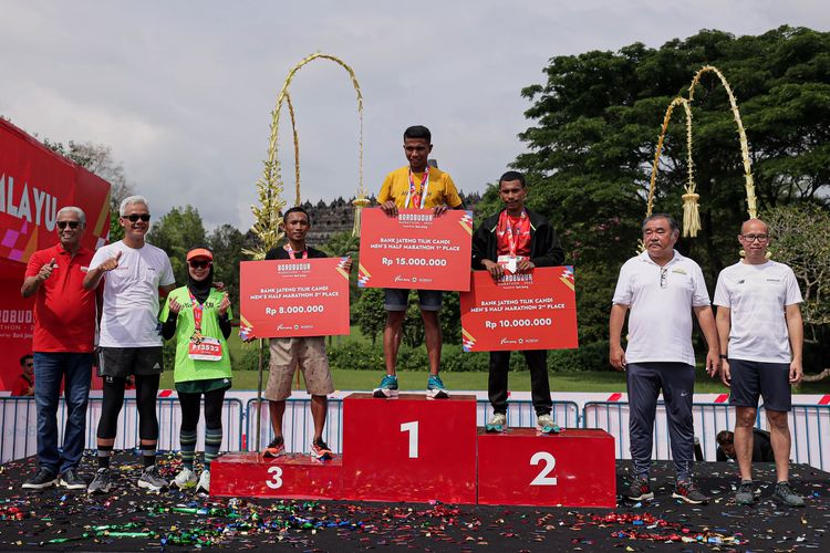 Berdiri di podium dari kiri ke kanan: Wartono, Khairullah, dan Irwandi Fokatea. Khairullah menjadi juara kategori putra Tilik Candi Borobudur Marathon 2022 yang digelar pada Minggu (13/11/2022) di Taman Lumbini, Candi Borobudur, Magelang, Jawa Tengah.