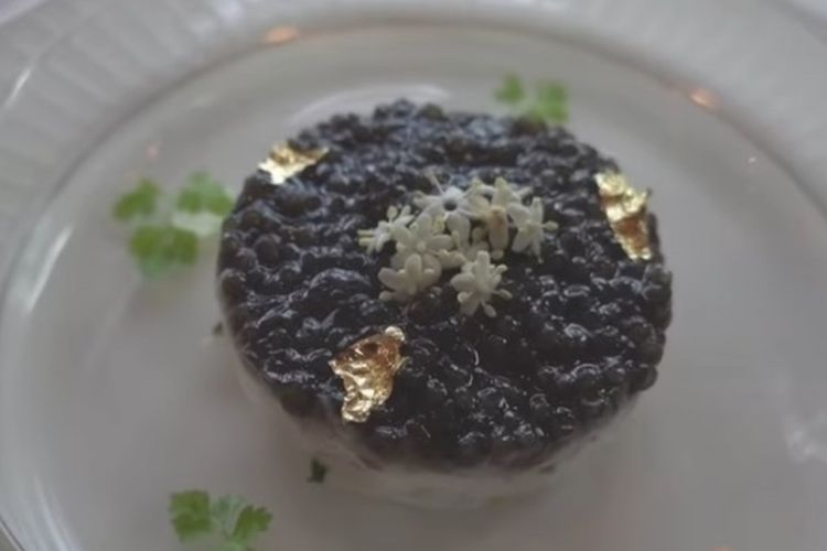 Kaviar yang disajikan dengan kepiting dan daun emas 24 karat.
