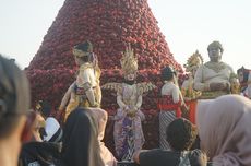 Saat Ribuan Warga Berebut Tumpeng Jambu Raksasa di Jombang