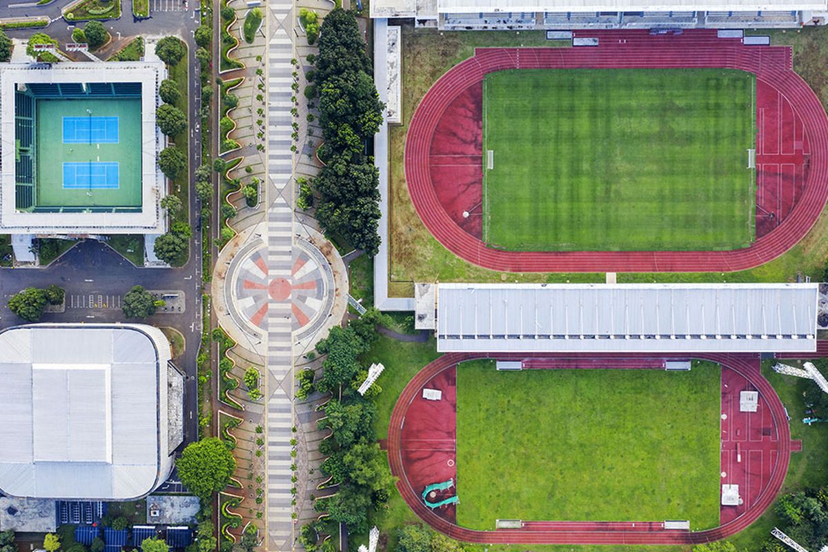 Foto udara kawasan Gelora Bung Karno yang sepi saat diberlakukan pembatasan sosial berskala besar (PSBB) di kawasan Senayan, Jakarta, Minggu (3/5/2020). Selama masa PSBB, aktivitas di jalanan, gedung dan sudut-sudut kota surut.