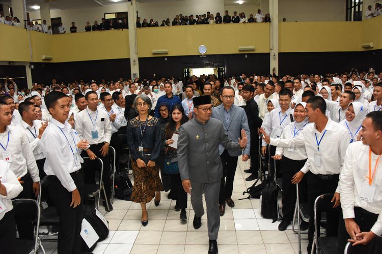 Gubernur Jawa Barat Ridwan Kamil bersama ratusan mahasiswa 