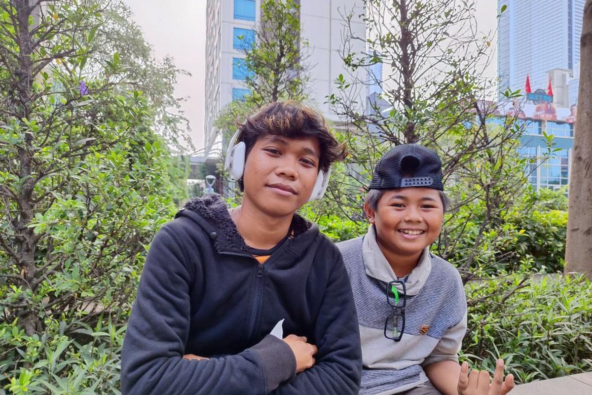 Acil (kiri), salah satu remaja yang sempat meramaikan Citayam Fashion Week, saat ditemui Kompas.com di sekitaran Dukuh Atas, Jakarta Selatan, Minggu (25/6/2023). 
