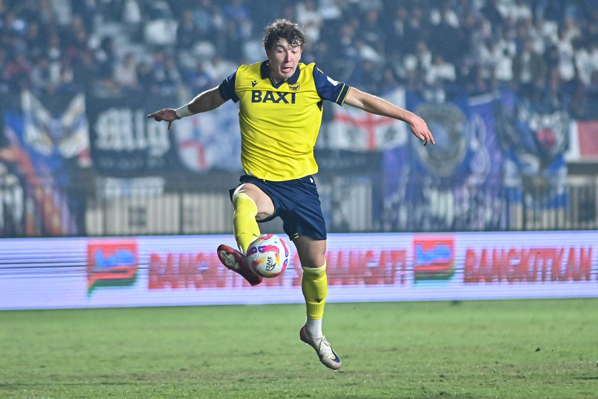 Aksi Ole Romeny berbaju Oxford United saat menerima bola dari umpan panjang rekannya kala menghadapi Arema FC pada partai lanjutan Grup A Piala Presiden 2025, Kamis (10/7/2025) di Stadion Si Jalak Harupat, Soreang, Kabupaten Bandung.