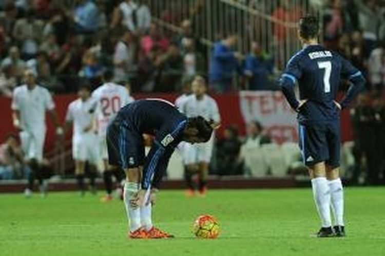 Gareth Bale dan Cristiano Ronaldo terlihat lunglai lantaran Real Madrid kalah dari Sevilla, Minggu (8/11/2015). 