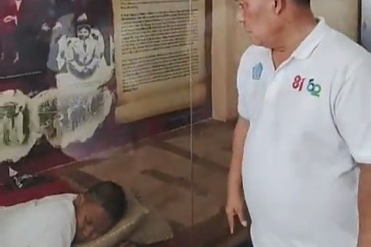 Momen Gubernur Sulut Pergoki Pria Tidur di Etalase Tokoh Pergerakan di Gedung Eks Minahasa Raad