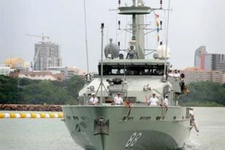 Staf medis dari kapal perang HMAS Maitland membantu para nelayan Indonesia yang mengapung di atas rakit.