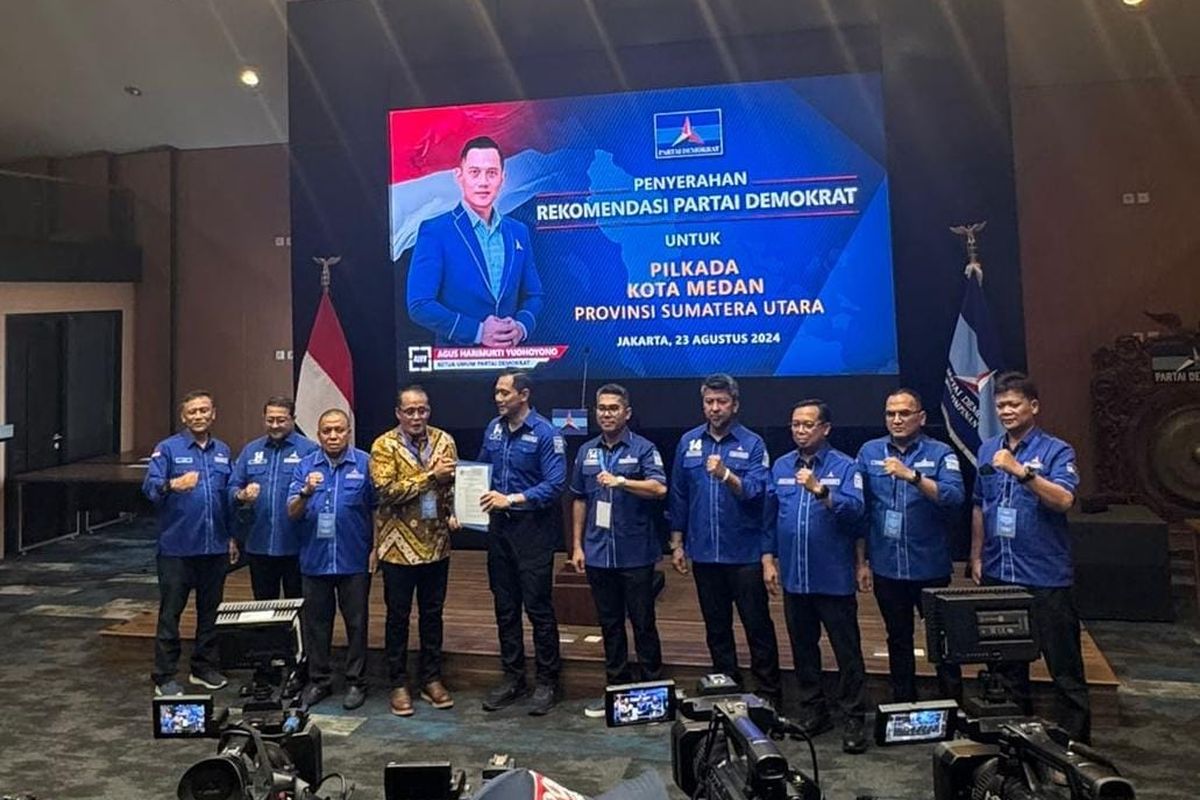 Wakil Walikota Medan, Aulia Rachman (4 dari kiri) saat menerima rekomendasi dukungan Pilkada Medan dari Ketua Umum Partai Demokrat, Agus Harimurti Yudhoyono, di Jakarta, Jumat (23/8/2024)
