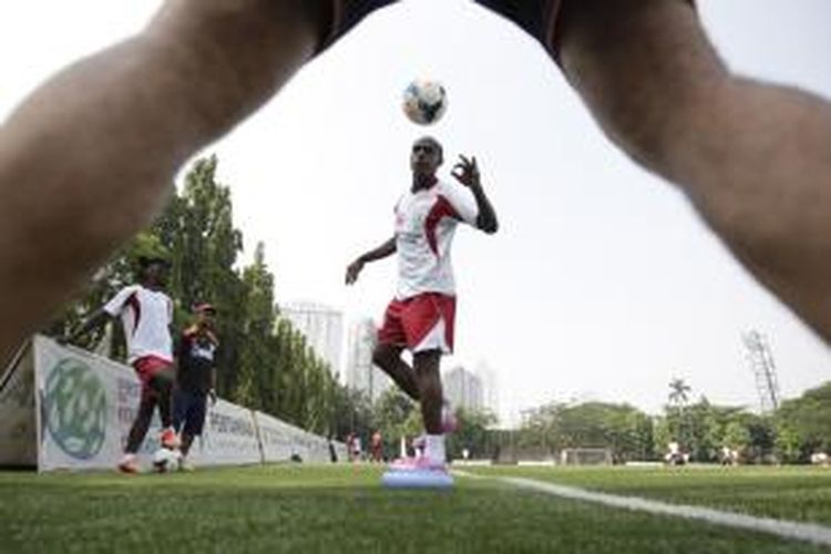 Pemain Persipura Boaz Salossa dalam sesi latihan di lapangan Pertamina, Simprug, Jakarta, Selasa (9/9/2014). Latihan ini merupakan persiapan untuk laga semifinal piala AFC menghadapi klub asal Kuwait, Al-Qadsia, di Al-Sadaqua Walsalam Stadium, Kuwait City, 16 September mendatang.