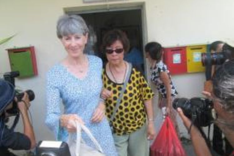 Konsulat Australia di Bali, Majell Hind (berbaju kembang biru muda) dan ibu kandung Andrew Chan, Helena Chan (mengenakan atasan kuning dan hitam), Minggu (15/2/2015).