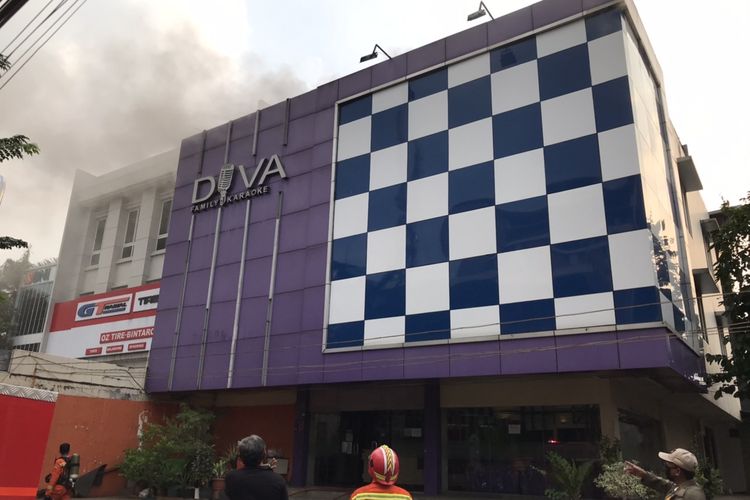 Asap hitam mengepul dari atap gedung tempat karaoke Diva Family Karaoke di Jalan RC Veteran Raya, Pesanggrahan, Jakarta, Sabtu (25/7) pukul 17.04 WIB.