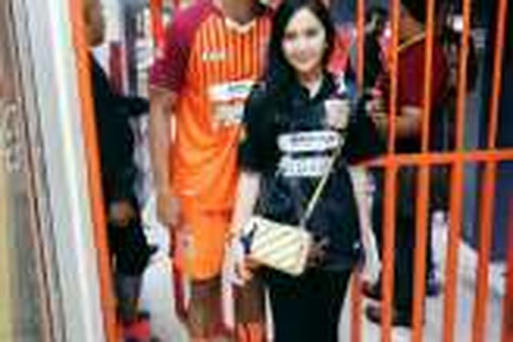 Striker Pusamania Borneo FC, Lerby Eliandry, dan kekasihnya, Risma Syahrozad.