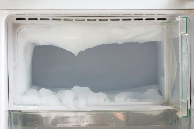 Ternyata Ini Beberapa Penyebab Bunga Es Menumpuk di Freezer