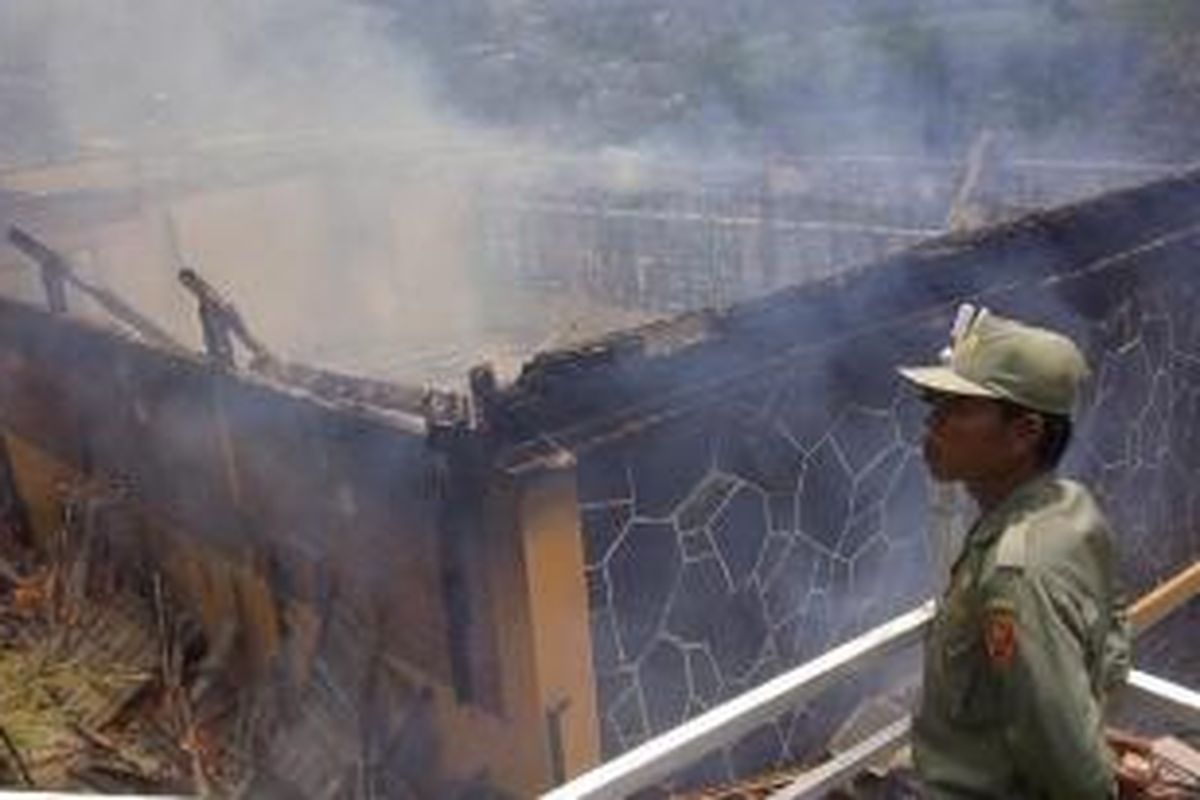 Vila Orange milik Panjaitan terbakar saat terjadi bentrokan antar massa yang menolak pembongkaran di Desa Sirnagalih, Bogor, Kamis (12/12/2013) 
