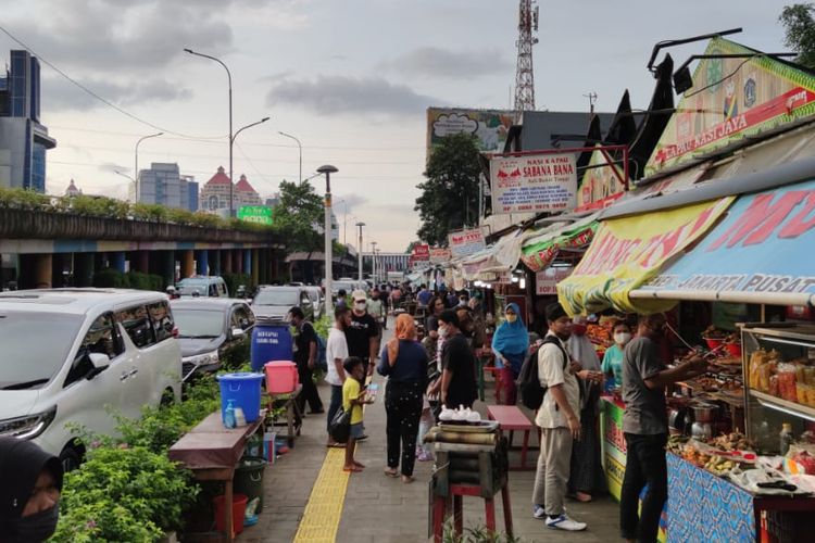 Sentra kuliner Nasi Kapau di Jalan Kramat Raya, Senen, Jakarta Pusat, ramai dikunjungi pembeli menjelang buka puasa hari pertama, Selasa (13/4/2021). 