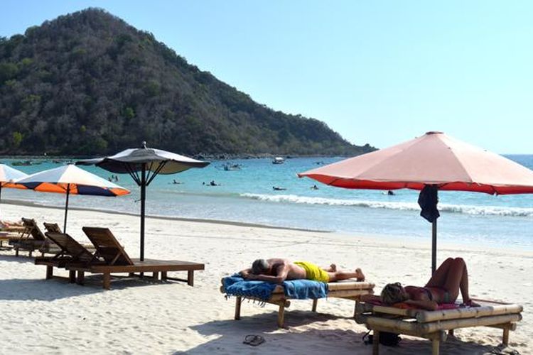 Beberapa wisatawan mancanegara terlihat berjemur di Pantai Selong Blanak, Desa Selong Blanak, Kecamatan Praya Barat, Lombok Tengah, Nusa Tenggara Barat, Jumat (20/11/2015).