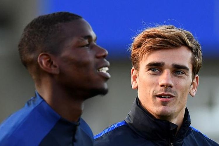 Paul Pogba (kiri) dan Antoine Griezmann menjalani sesi latihan bersama tim nasional Perancis, 4 Oktober 2016.