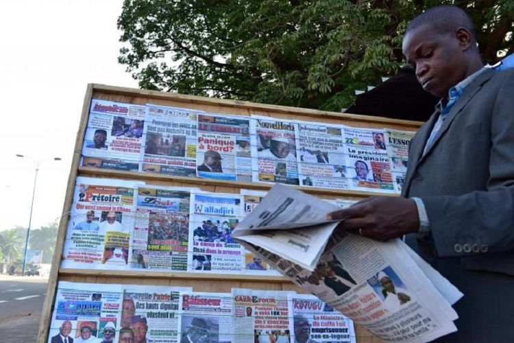 Seorang pria sedang membaca koran di bamako, Mali, pada 16 Agustus 2018.