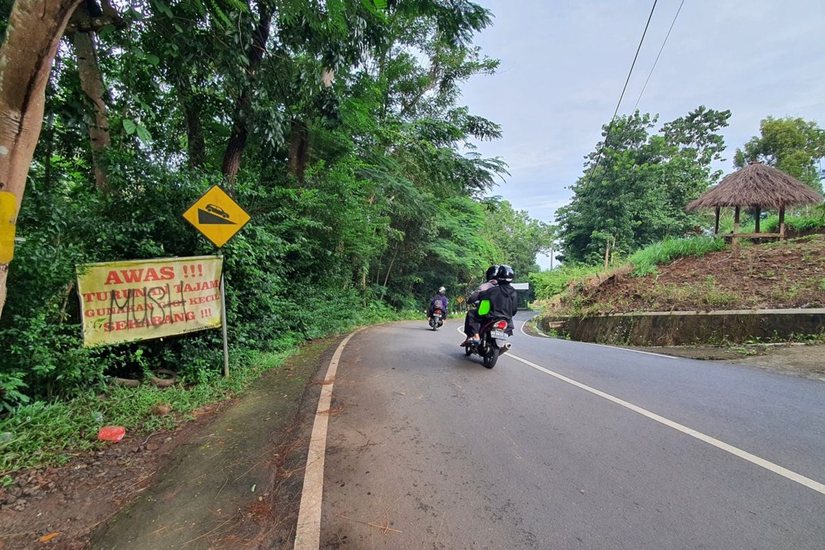 Rambu peringatan untuk Bus sebelum masuk Turunan sekitar Bukit Bego, Imogiri, Bantul