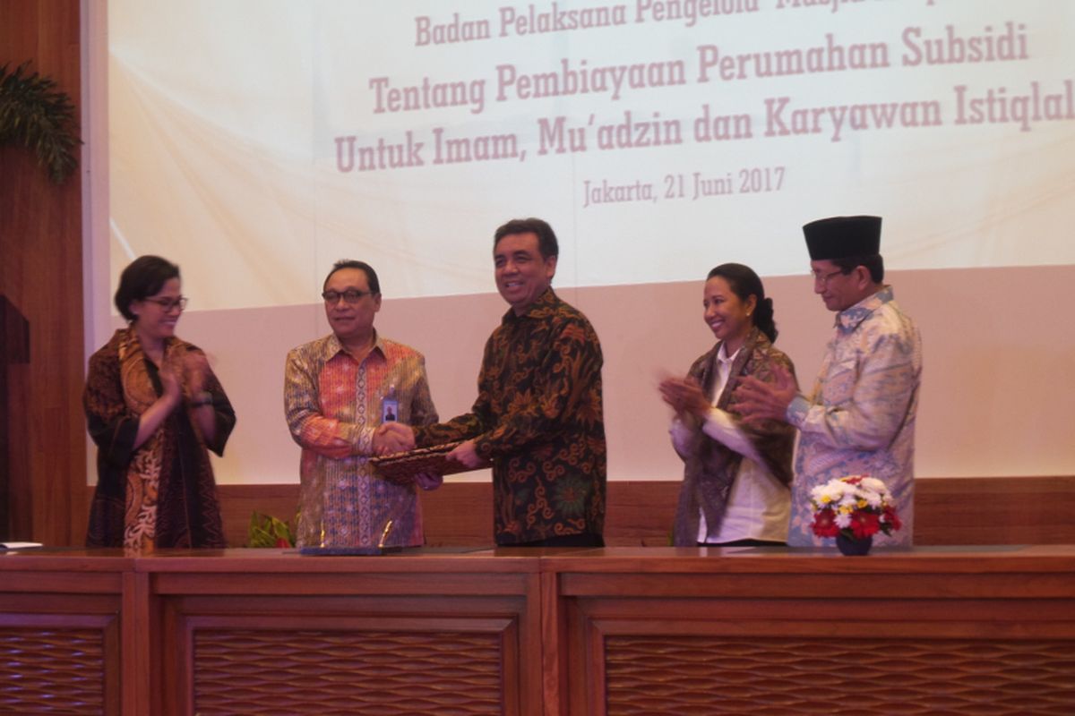 Penandatanganan nota kesepahaman antaran Bank BTN dengan pengurus Masjid Istiqlal, terkait penyaluran KPR Subsidi dengan skema syariah (iB) di Kantor Kemenkeu, Rabu (21/6/2017).