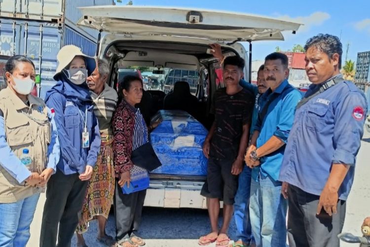 Petugas P4MI Kabupaten Sikka saat menjemput jenazah Teodurus Tuke (23) di Pelabuhan Laurentius Say Maumere.