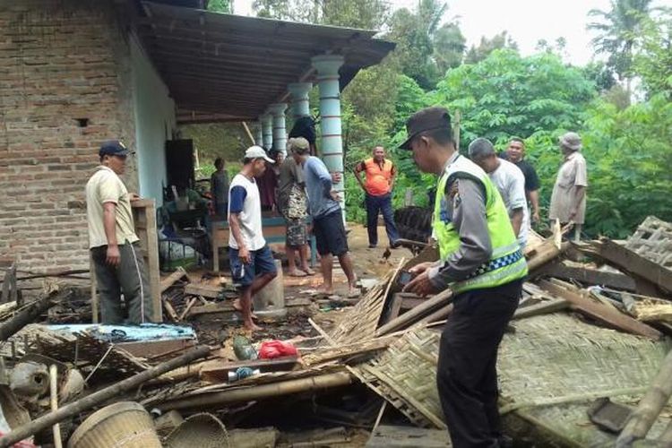 Foto : Tim Badan Penanggulangan Bencana Daerah Kabupaten Ponorogo bersama warga dan aparat membersihkan material dapur rumah yang roboh diterjang longsor, Jumat ( 3 / 2 / 2017) 