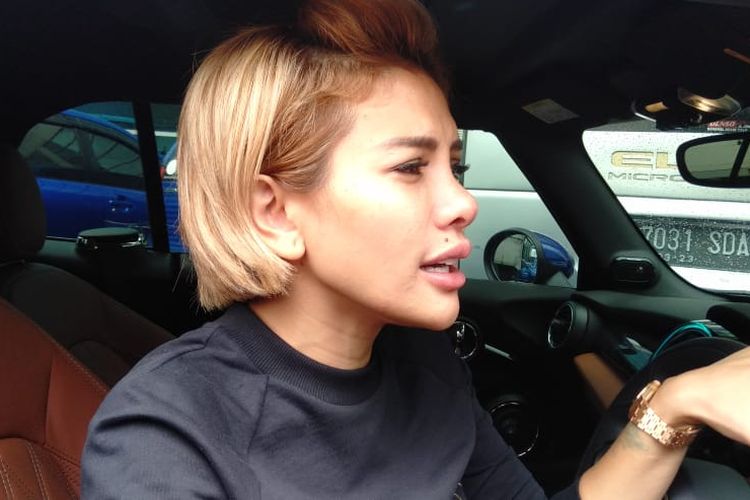 Nikita Mirzani saat berada di dalam mobilnya di Gedung Trans TV, Jakarta Selatan, Senin (6/1/2020)