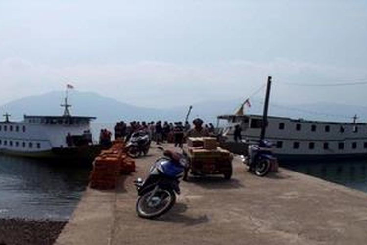 Sejumlah calon peziarah mulai memadati dermaga Waiwerang di Pulau Adonara, Flores Timur guna diberangkatkan ke Larantuka untuk persiapan pelaksanaan Semana Santa.

