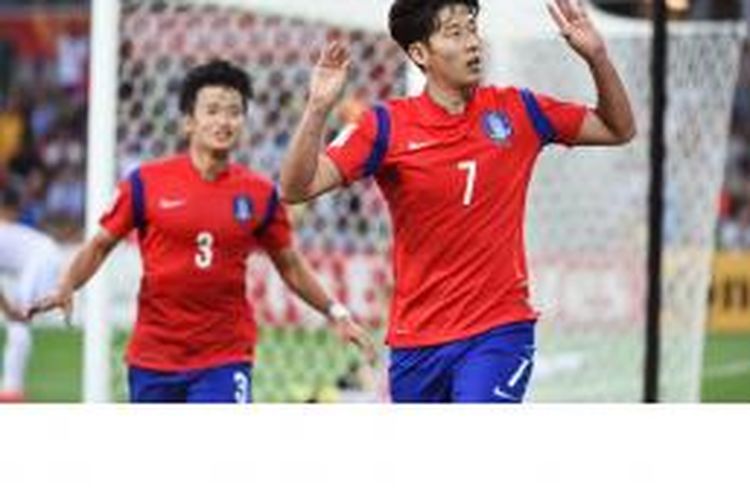 Penyerang Korea Selatan, Son Heung-Min (kanan), melakukan selebrasi setelah mencetak gol pada babak perpanjangan waktu laga perempat final Piala Asia 2015 melawan Uzbekistan di Melbourne, Kamis (22/1/2015).