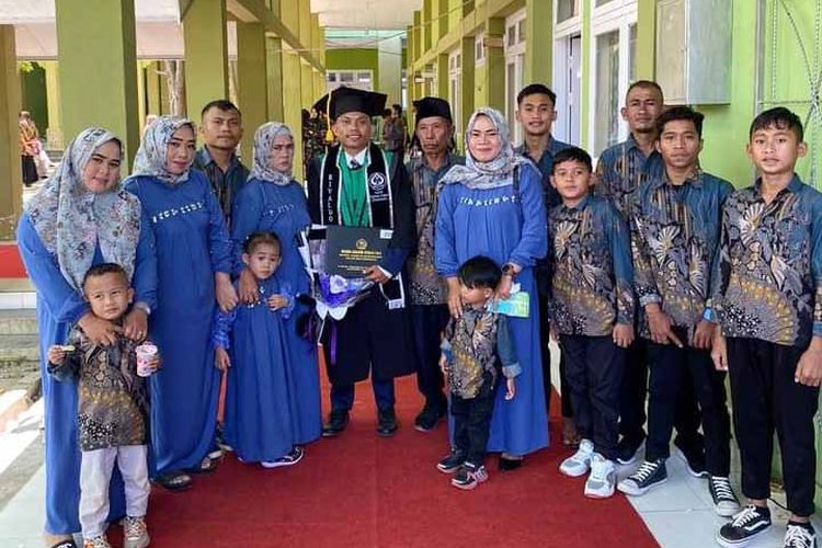 Rivaldo Dullah bersama kerabatnya setelah wisuda sendirian di ruangan akademik kampus IAIN Sultan Amai Gorontalo. Gegara terlambat bangun pagi, ia ketinggalan mengikuti prosesi wisuda di kampusnya.
