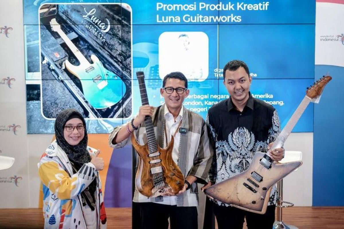 Menteri Pariwisata dan Ekonomi kreatif Sandiaga Uno bersama owner Luna Guitarworks Tatag Bintara Yudha