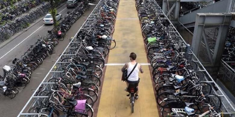 Kota Amsterdam, Belanda, terkenal sebagai surba bagi para pengayuh sepeda. Di kota ini, jalur dan tempat parkir sepeda, terdapat di setiap sudut dan mudah dijangkau.