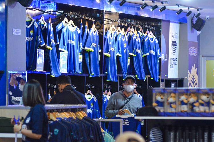 Susana Persib Store di hari peluncuran jersey terbaru Persib musim Liga 1 2022-2023, Selasa (19/7/2022).