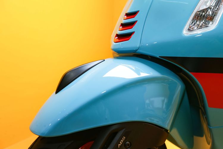 Detail livery Vespa Primavera Color Vibe warna blue audace saat peluncuran di Jakarta, Selasa (4/4/2023).  Vespa Primavera Color Vibe hadir dalam dua pilihan warna yaitu orange tramonto dan blue audace.