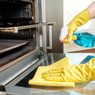 Cara Membersihkan Pintu Kaca Oven yang Berminyak hingga Kinclong 