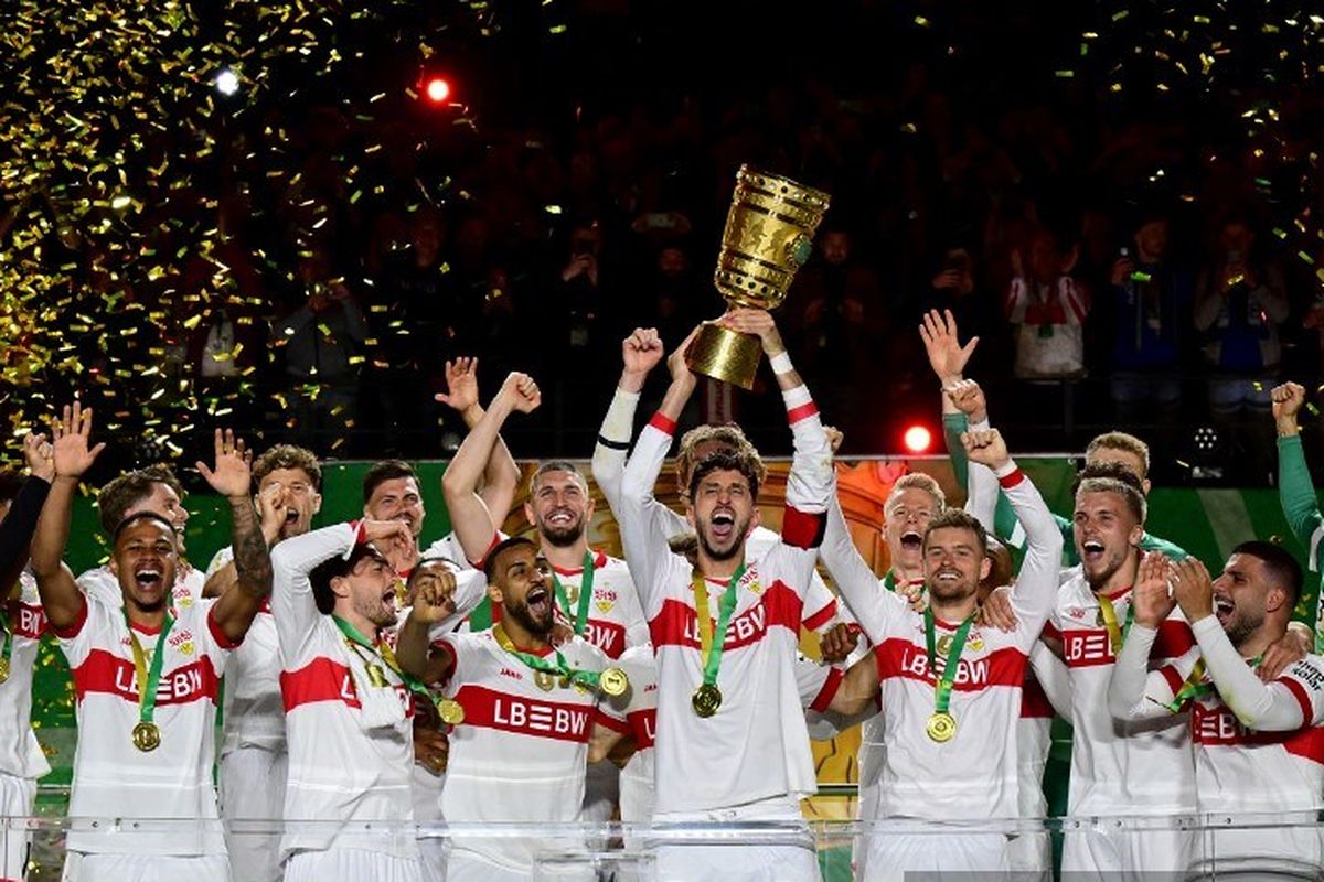 Para pemain Stuttgart merayakan keberhasilan meraih trofi Piala Jerman (DFB Pokal) setelah pertandingan final antara Arminia Bielefeld vs VfB Stuttgart di Stadion Olimpiade di Berlin pada 24 Mei 2025.(Photo by Tobias SCHWARZ / AFP) / DFB REGULATIONS PROHIBIT ANY USE OF PHOTOGRAPHS AS IMAGE SEQUENCES AND QUASI-VIDEO.