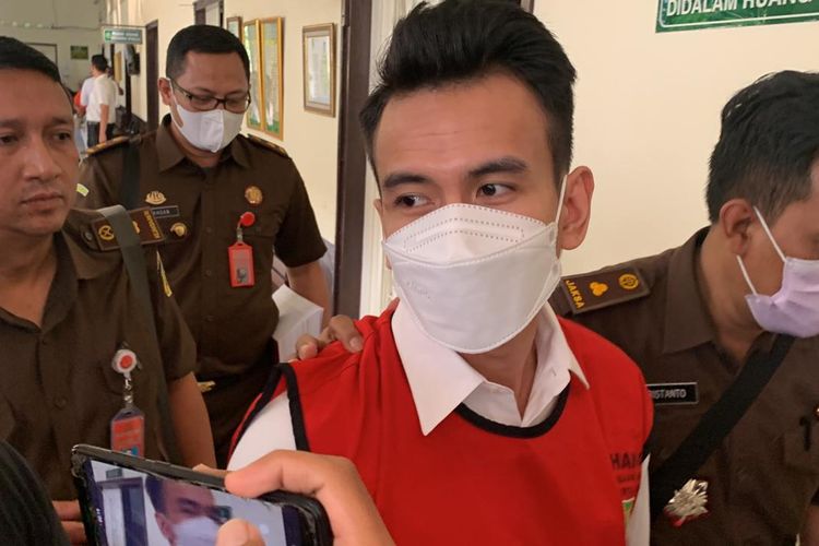 Terdakwa Adam Deni hadir dalam sidang lanjutan perkaranya dengan Ahmad Sahroni, Senin (25/4/2022) di Pengadilan Negeri (PN) Jakarta Utara.