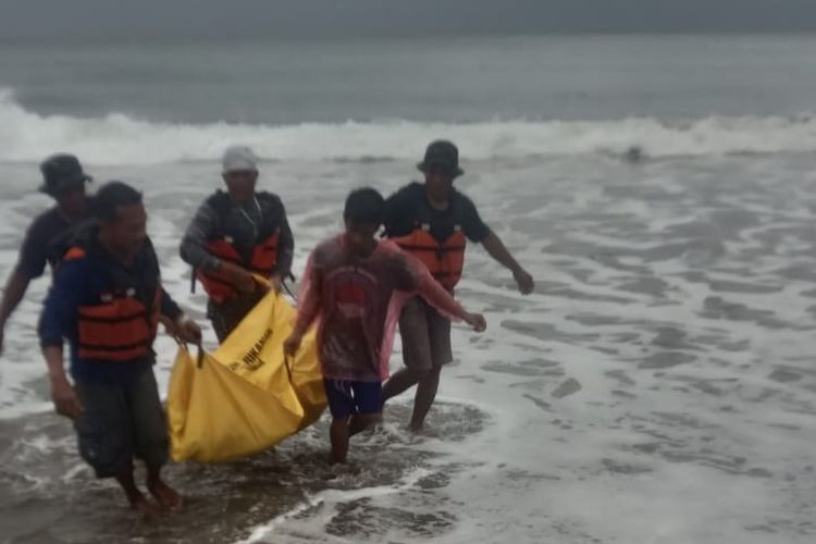 Evakuasi pencari kerang yang jatuh dari tebing di Kebumen Jawa Tengah 