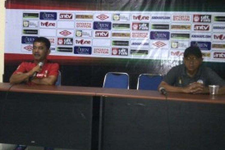 Pelatih PSPS Pekanbaru Afrizal Tanjung (kiri) dan Pelatih Arema Indonesia, Rahmad Darmawan.Kamis (04/07/2013).