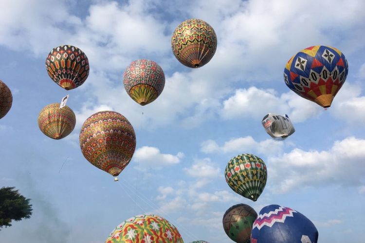 Suasana penyelenggaraan Java Balloon Festival 2018 di Kabupaten Wonosobo, Provinsi Jawa Tengah, Selasa (19/6/2018). Festival diadakan Kementerian Perhubungan bersama AirNav Indonesia dalam rangka meredam maraknya balon udara liar yang membahayakan keselamatan penerbangan dalam beberapa hari terakhir.