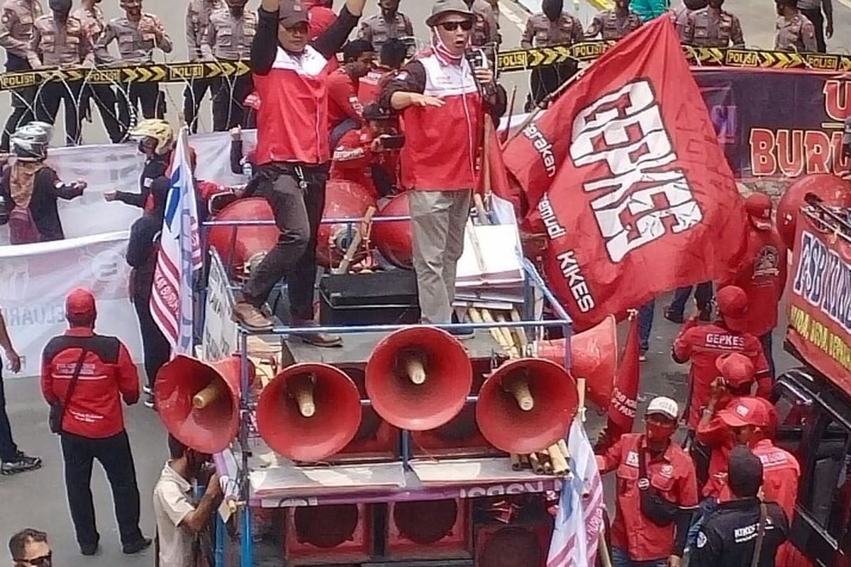 Massa dari Konfederasi  Serikat Buruh Seluruh Indonesia (KSBSI) menggelar aksi unjuk rasa menolak pengesahan omnibus law Undang-Undang Cipta Kerja di Istana Merdeka, Jakarta, Senin (12/10/2020).