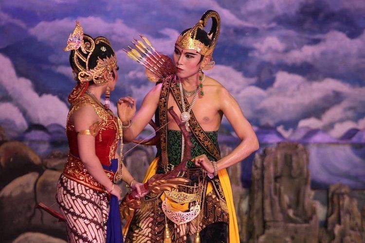 Wayang orang Sriwedari tetap menampilkan pertunjukan di Kota Solo, walau pandemi Covid-19 masih melanda. Pentas wayang tersebut dilakukan secara daring di dalam gedung pertunjukan.