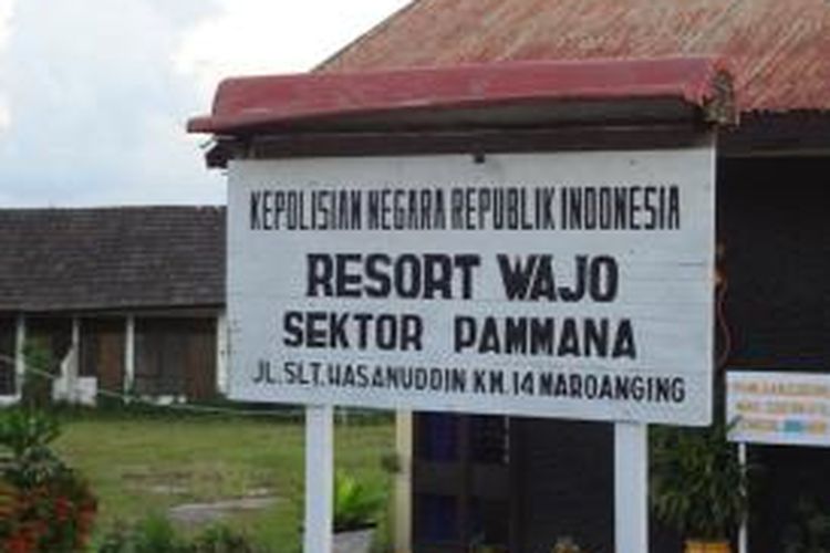 Aparat Kepolisian Sektor (Polsek) Pammana, dilaporkan melakukan penganiayaan saat menggerebek rumah salah seorang kepala dusun (Kadus) di Kabupaten Bone, Sulawesi Selatan. Kamis, (02/01/2014).