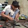 Pesanan Pisau Laris Manis, Pandai Besi di Magelang Raup Untung Jelang Idul Adha