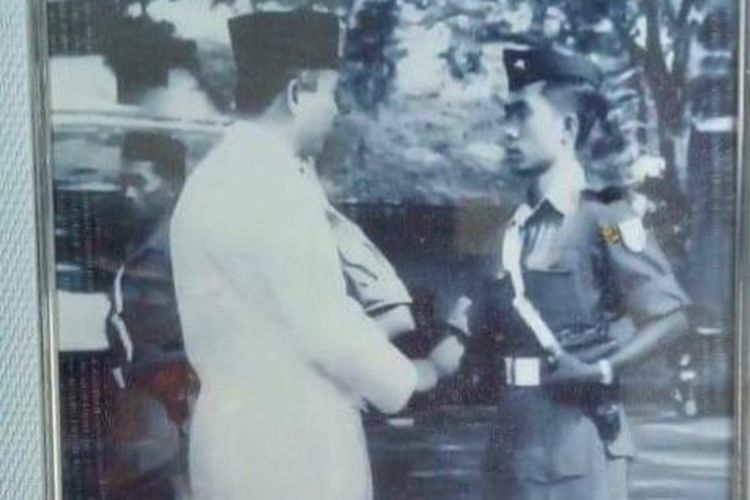  Serma R Koesno bersama Presiden Soekarno