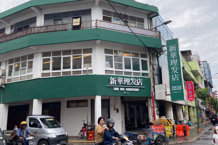 Bagian luar Shin Hua Barbershop yang berada di Jalan Kemban Jepung No. 58, Surabaya.